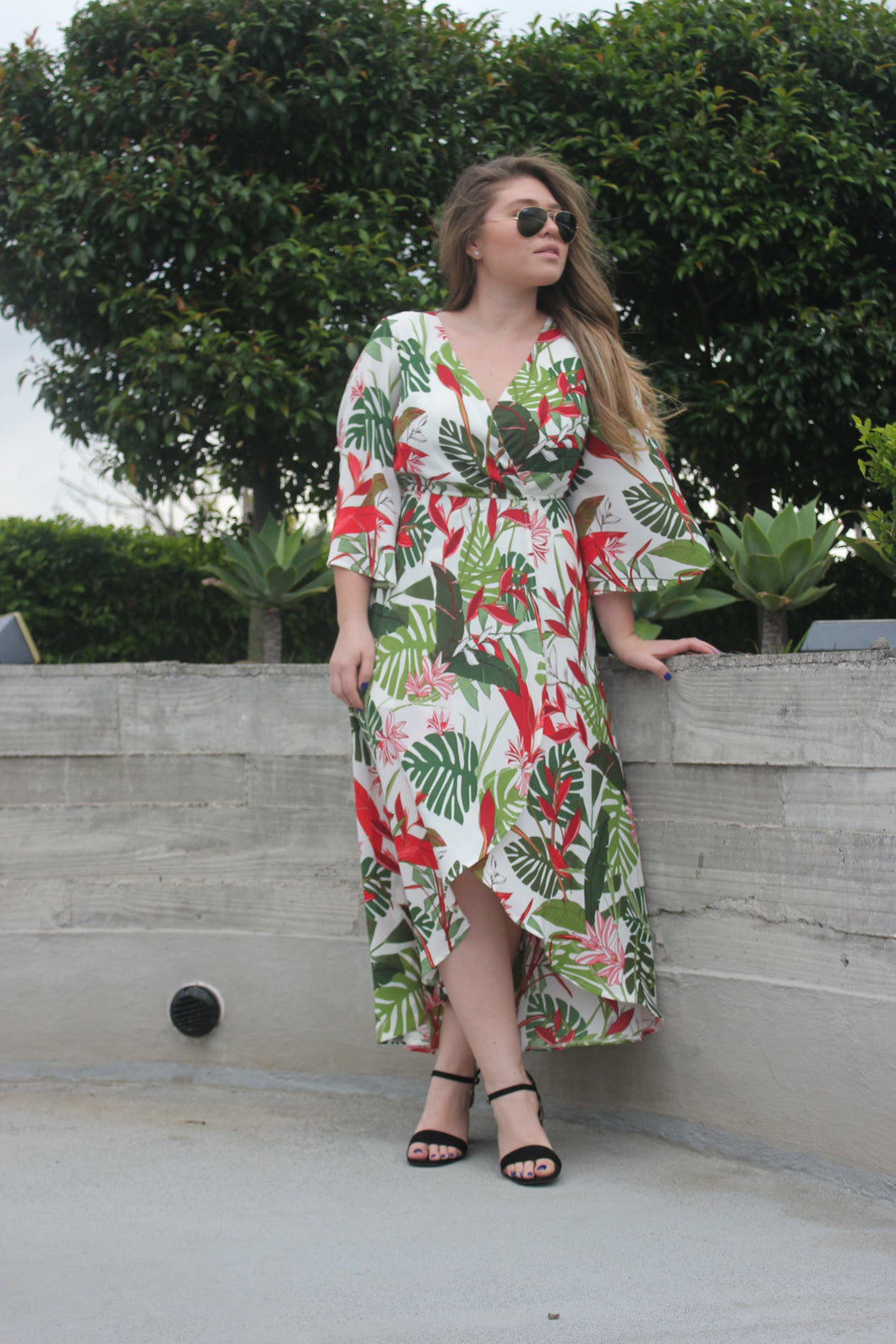 Vestido Blanco con Estampado Tropical